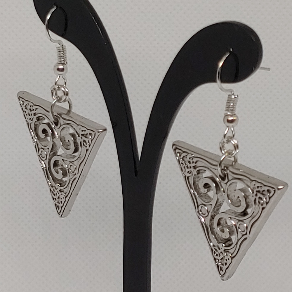 Triangular swirl earrings - Picture 4 of 5